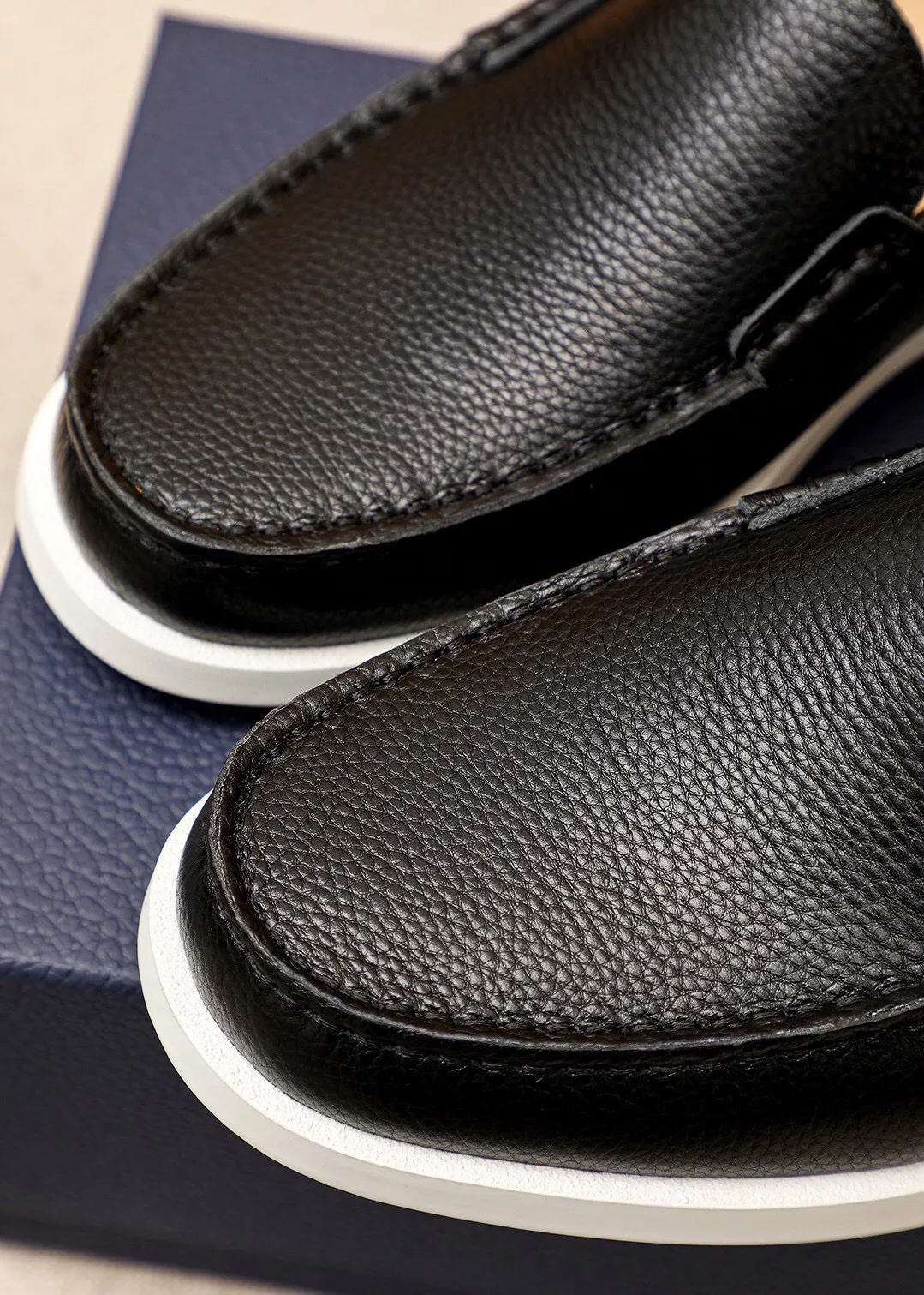 Men's shoes 💰460 💐 Product trademark: Dior "Dior" casual leather shoes Regular size: 38-44 (45.46.47🉑️customized) Product materials: Selected first-layer lychee calfskin upper imported from Italy, imported water-dyed 🐂 cowhide lining. Strong three-dimensional visual effect, rubber outsole Color: 3⃣️colors available